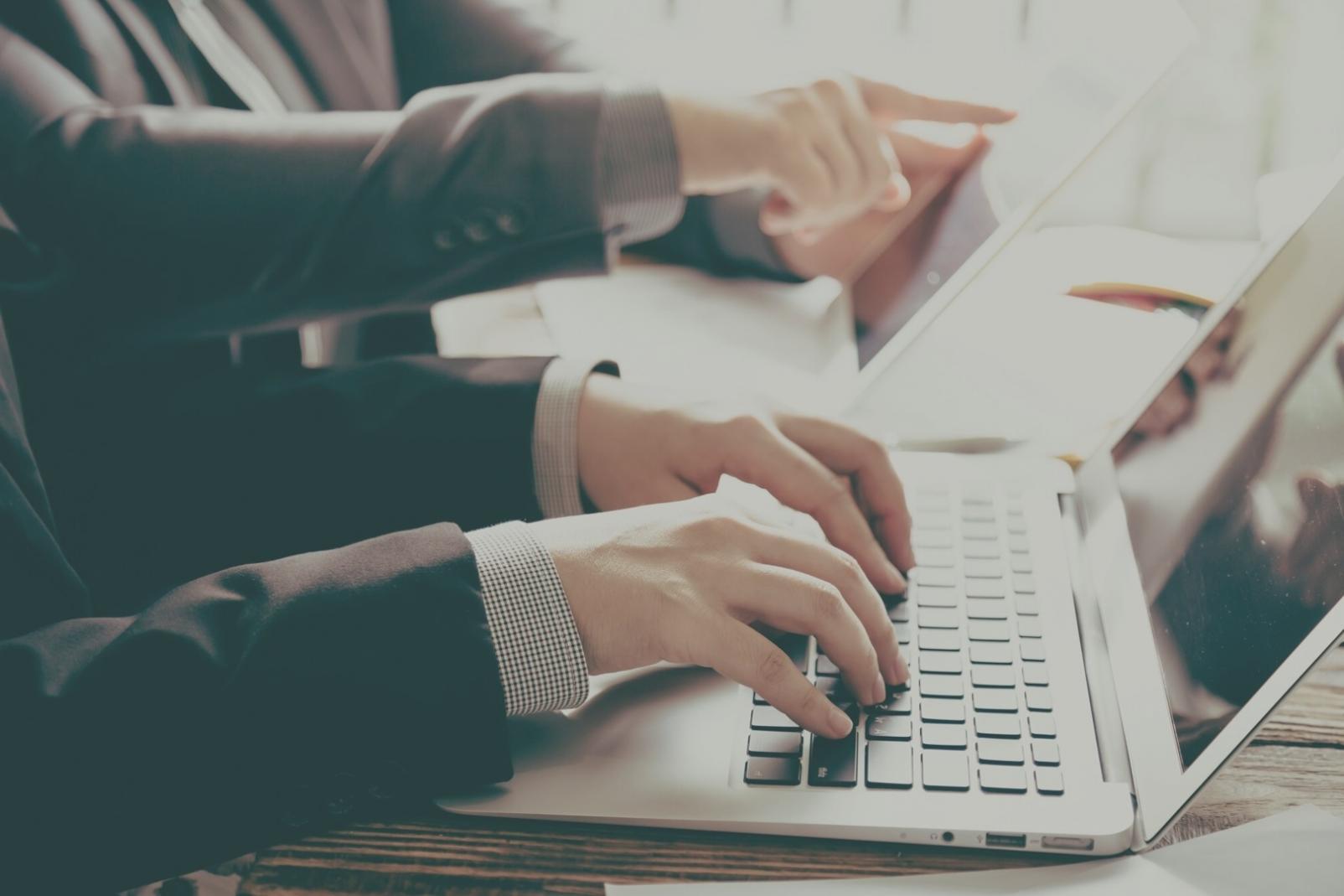 Interface de la plateforme d'apprentissage ousigralinaevia montrant les outils d'analyse financière